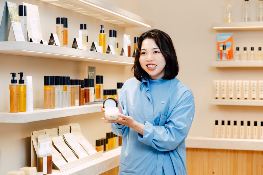 望月すず/「シロ」札幌ステラプレイス店 スタッフ