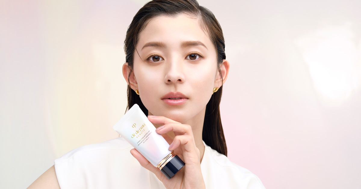 朝比奈彩がまとう、品格を宿す艶と立体美 「クレ・ド・ポー ボーテ」の