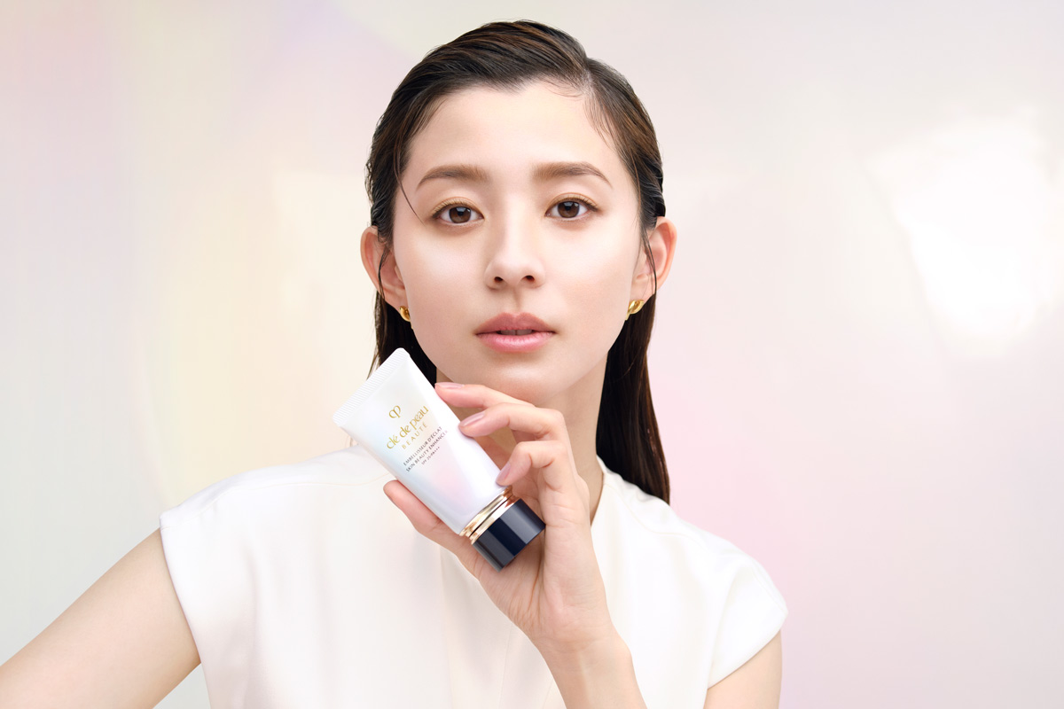 朝比奈彩がまとう、品格を宿す艶と立体美　「クレ・ド・ポー ボーテ」の新プライマー“アンベリスールデクラ”