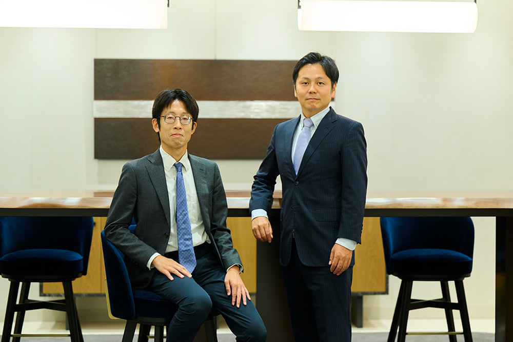 （左）西直史／パートナー 日本プライベート・エクイティ共同責任者<br />
（右）近藤隼人／マネージングディレクター