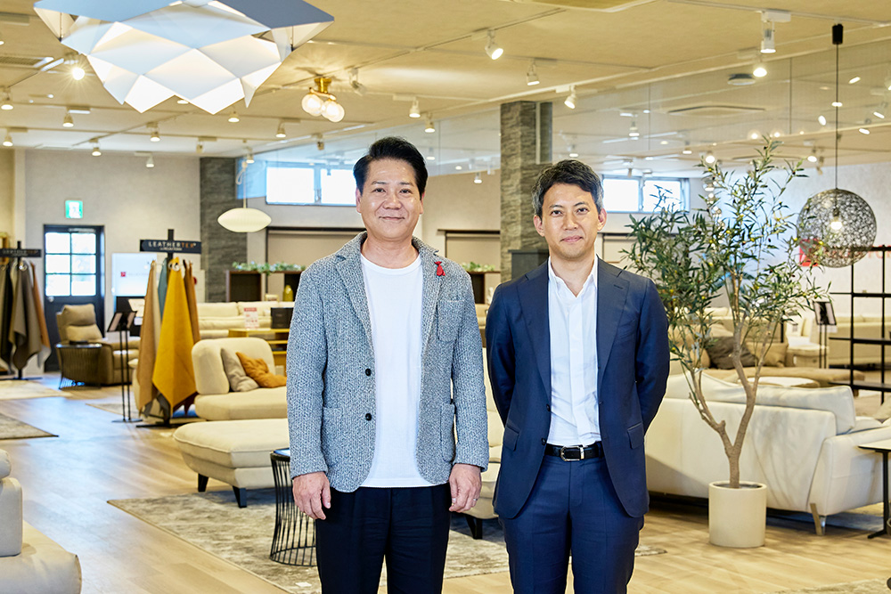 (左)春田秀樹/関家具 社長<br />
(右)生田目尚/Lキャタルトン・ジャパン プリンシパル