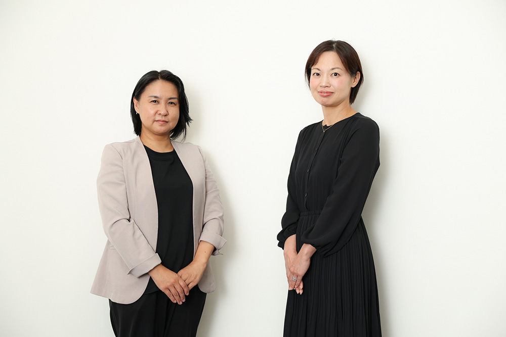 (左)青柳寿枝/戦略デザイン本部デザイナー兼グループR&D アシスタント コーディネーター兼 開発横断新規PJ室 室長<br />
(右)村本由理/プロダクト&ブランドマーケティング部 部長