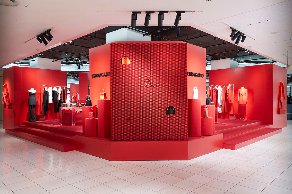 フェラガモ（FERRAGAMO）は新クリエイティブディレクター、マクシミリアン・デイヴィスの最初のコレクションを3月に「ザ・ステージ」で披露した